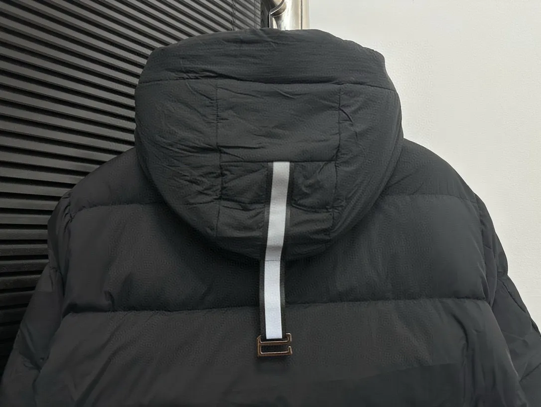 P850 𝘾𝘼𝙉𝘼𝘿𝘼 𝙂𝙊𝙊𝙎𝙀 Canada Goose Ouyang Nana second generation same style hooded couple down jacket! Goose down jacket has always been a popular element of fashion, loved by experts from all walks of life! Fashionable hooded cut, high-end customer-supplied fine goose down, high resilience, smooth zipper, strong and firm. Pockets on both sides can store small items, free your hands, and you can go out without worries. 90% white goose down filling. Black light puff style. Size: XS S M L XL XXL Color: black